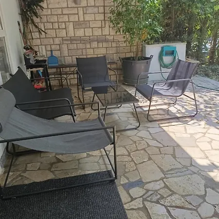 Koka Close To Sandy Daire