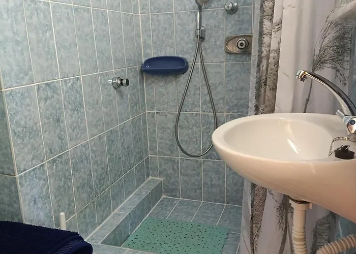 Koka Close To Sandy Daire *