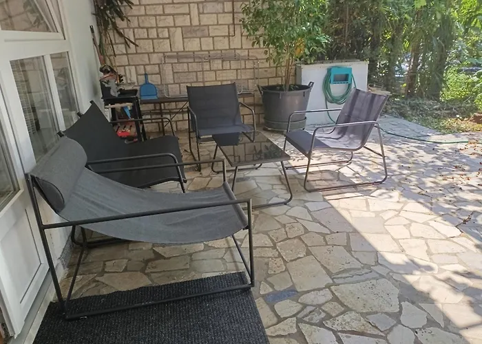 Koka Close To Sandy Daire